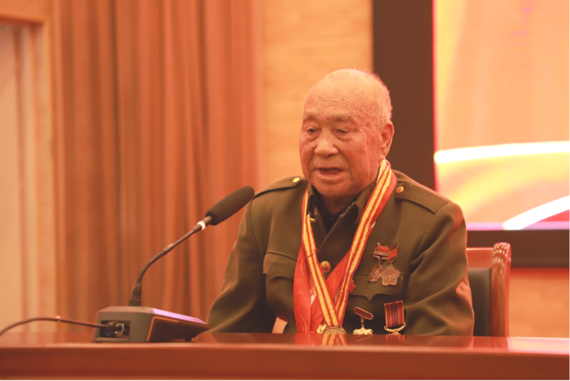 崔老英雄.png